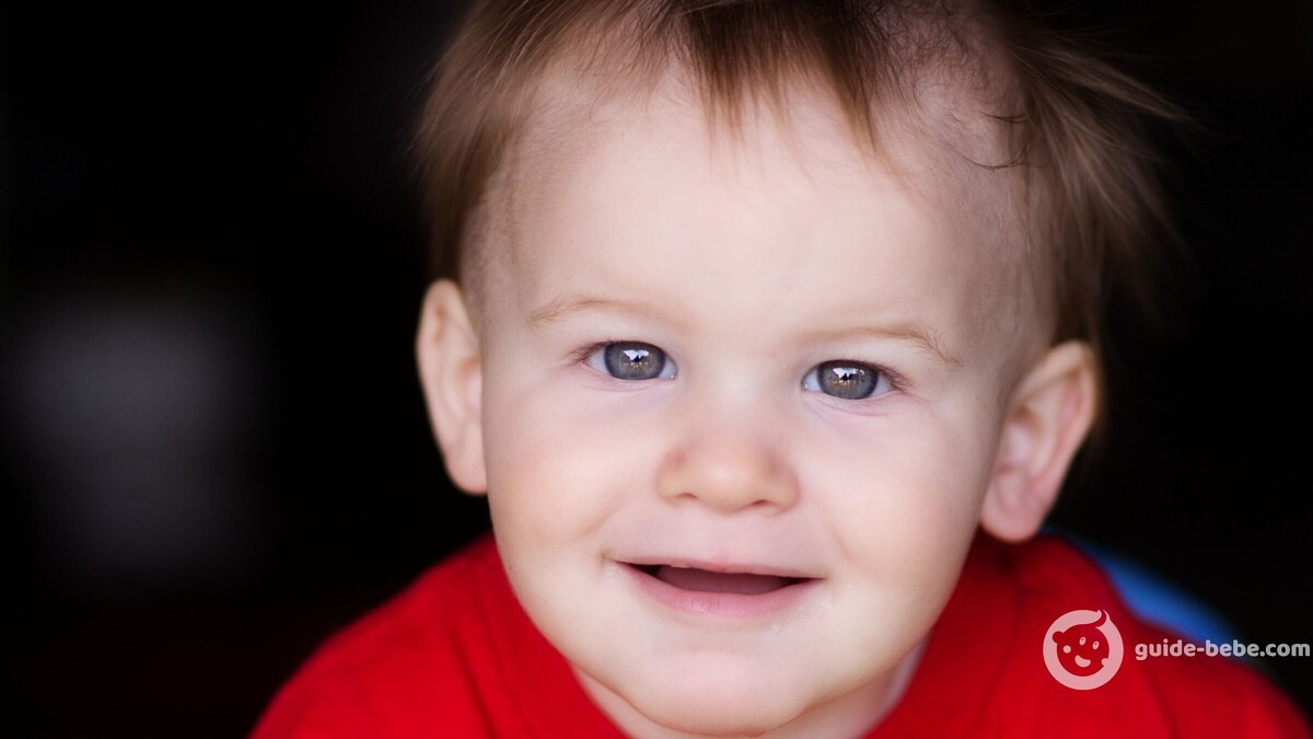 Photo bébé pull rouge