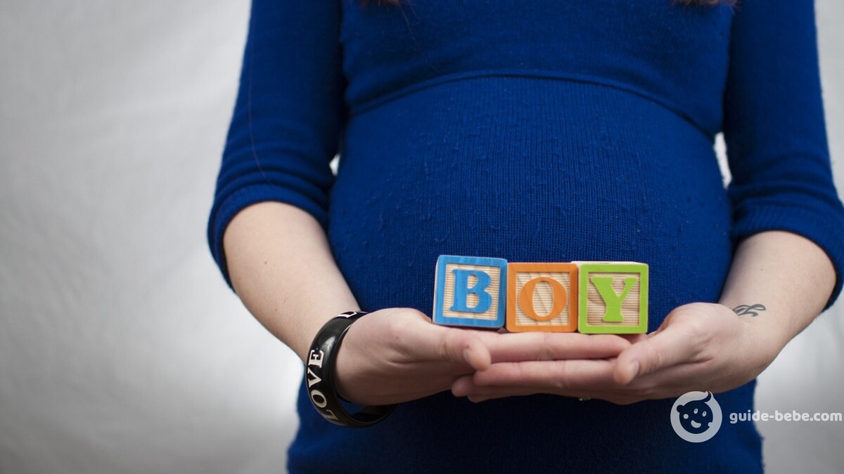 Femme enceinte tenant des cubes BOY