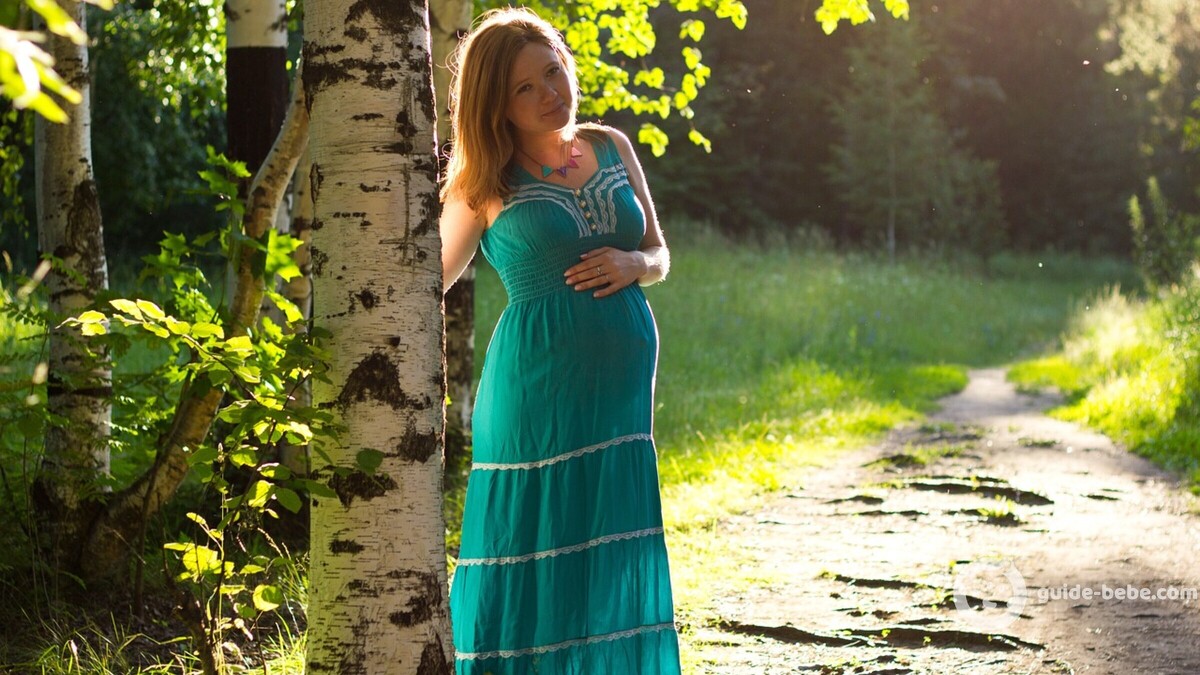 Femme enceinte robe verte