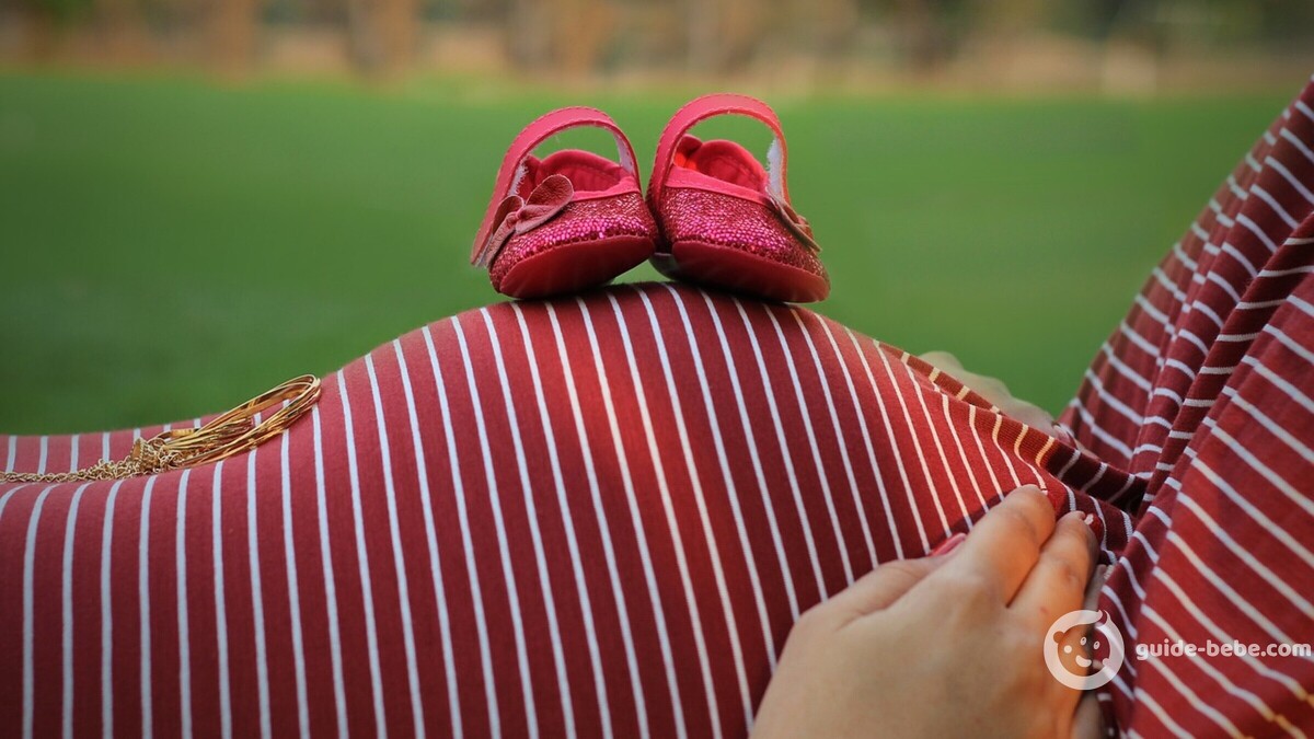 Ventre femme enceinte et chaussons
