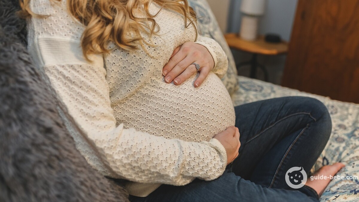 Femme enceinte en tailleur