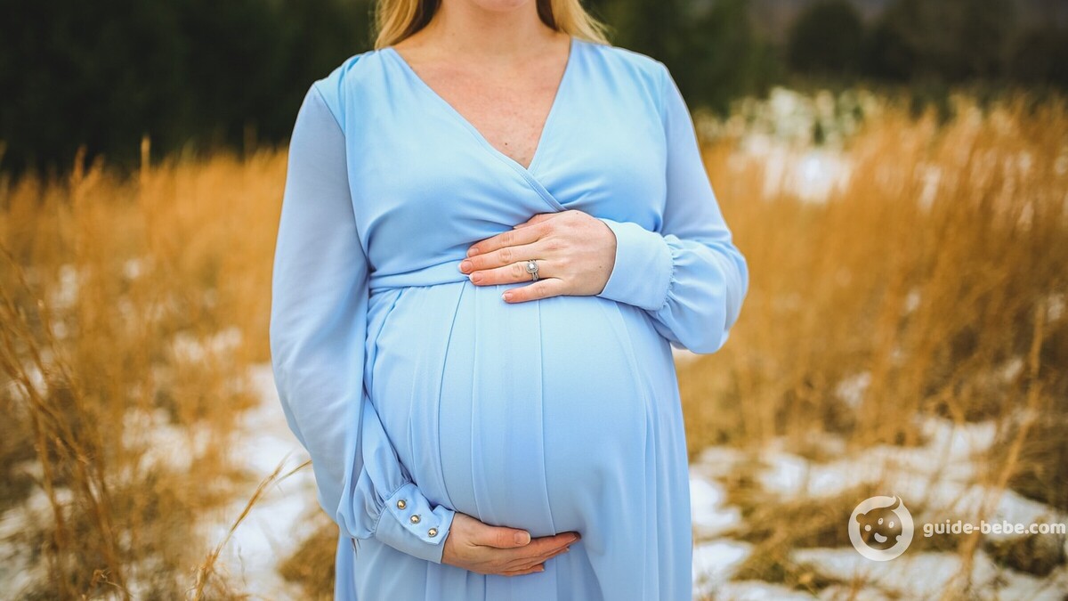 Femme enceinte en robe bleue