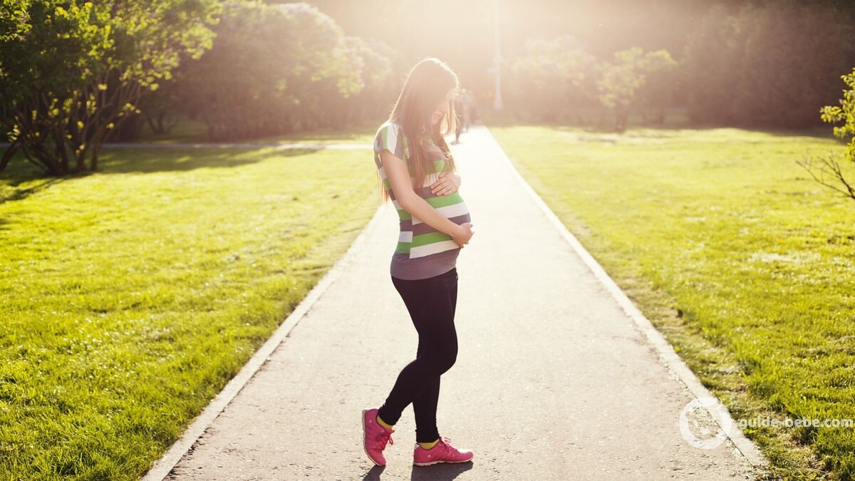 Femme enceinte sur un chemin