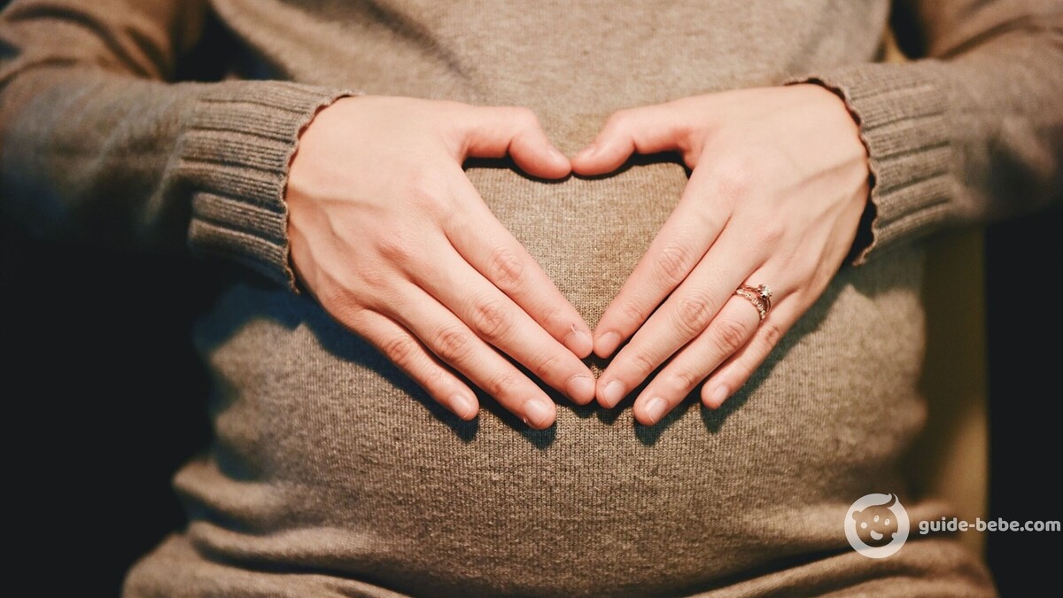 Femme enceinte avec un pull en laine