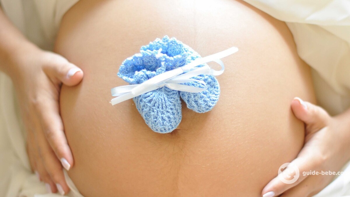 Femme enceinte avec des chaussures en laine