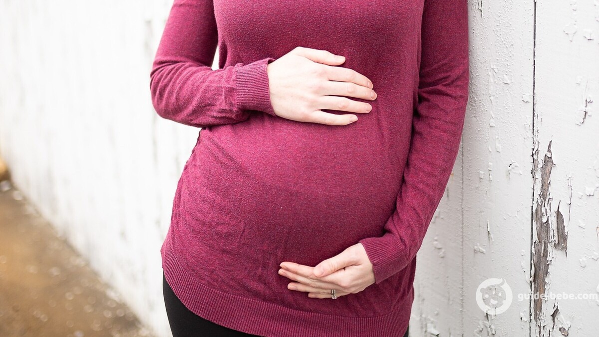 Femme enceinte en pull bordeaux