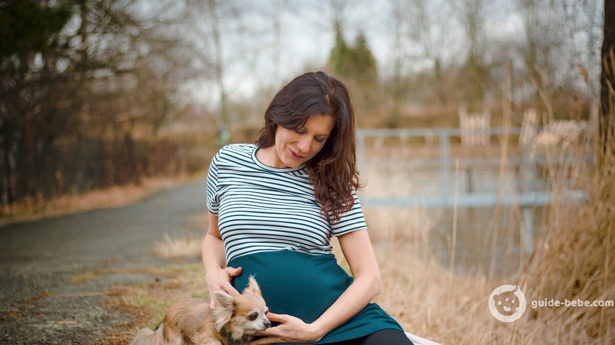 Femme enceinte au bord d'un lac
