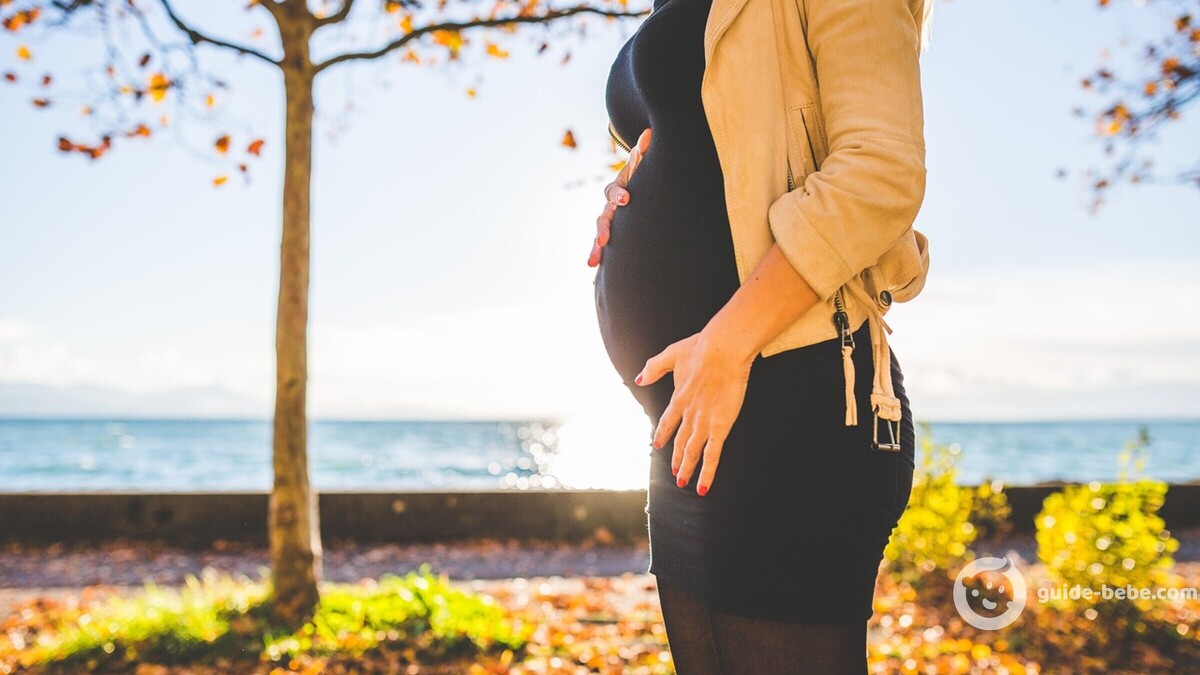 Ventre femme enceinte automne