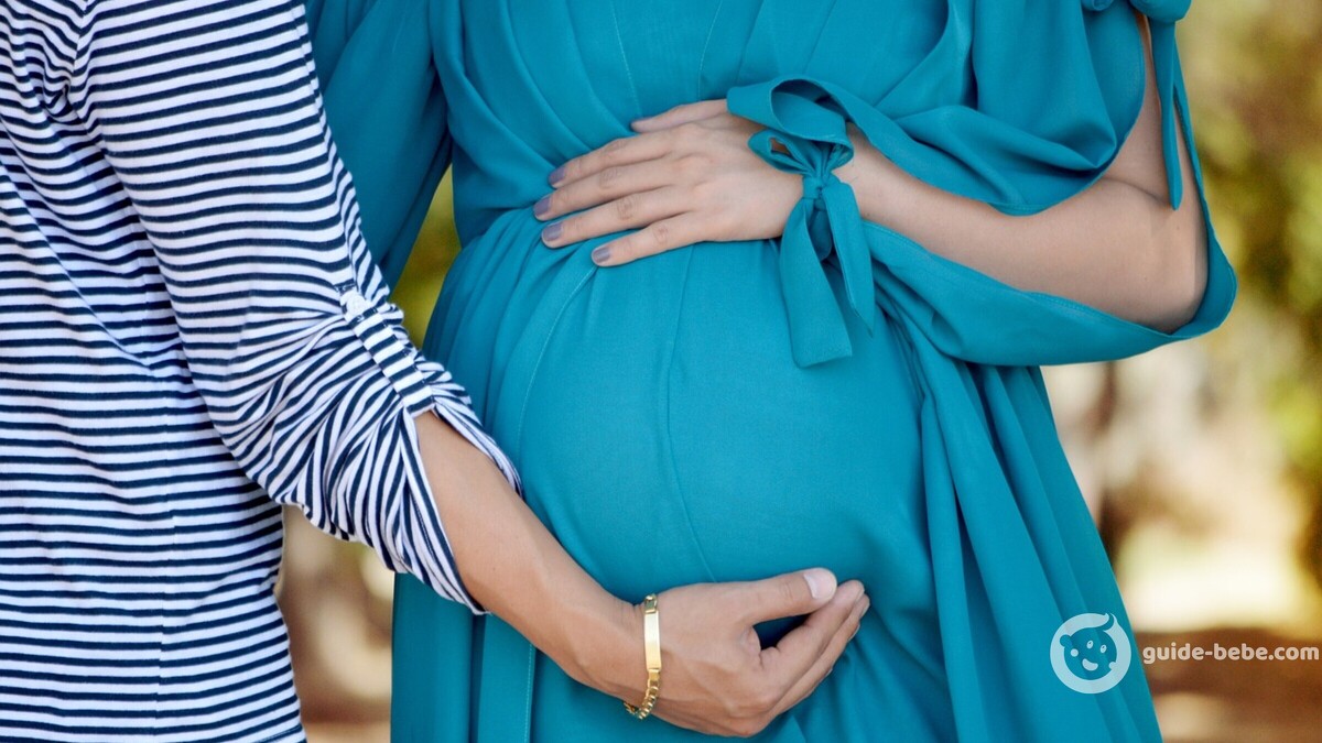 Femme enceinte robe bleu