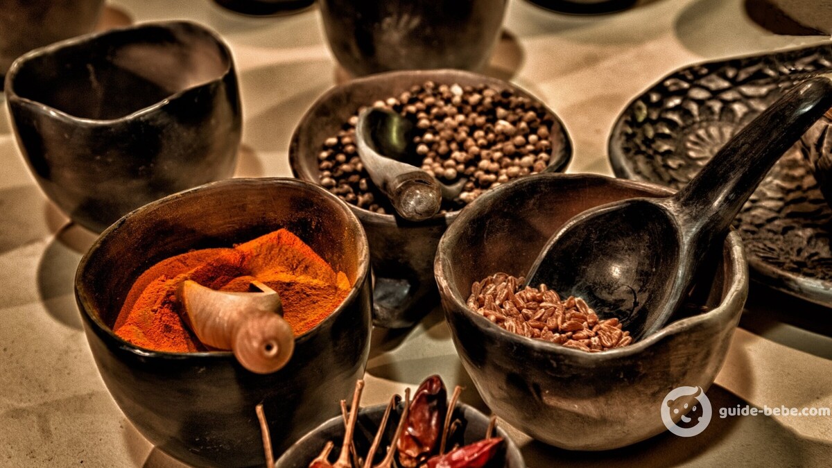 épices dans des bols