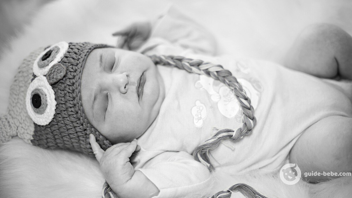 Bébé dormant avec un bonnet